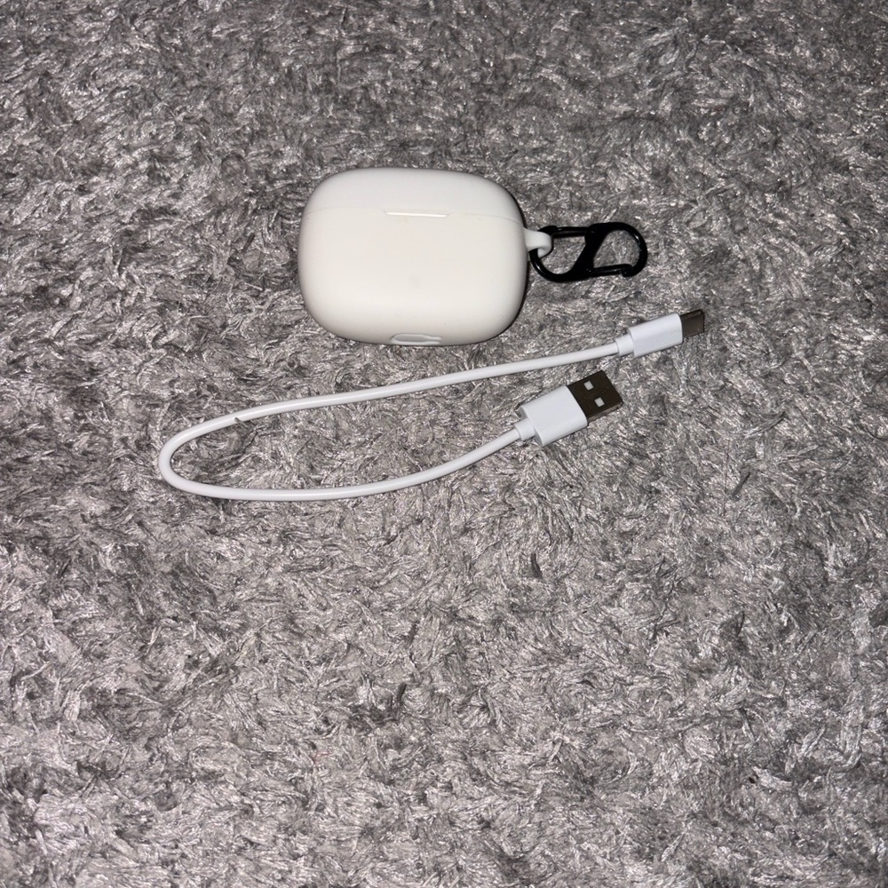 JBL VIBE 200TWS Wireless Earbuds with Case and Charger Cord, Lightly Used - Picture 6 of 8